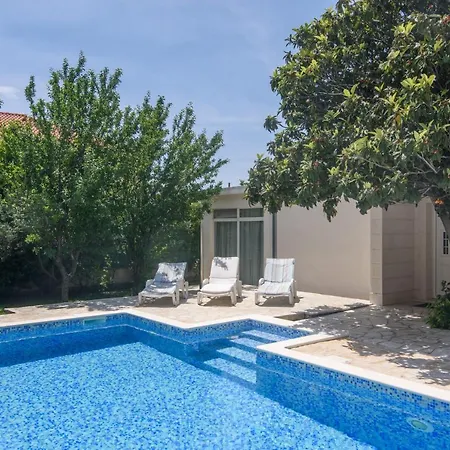 فيلة Lado With Private Pool Near Split
