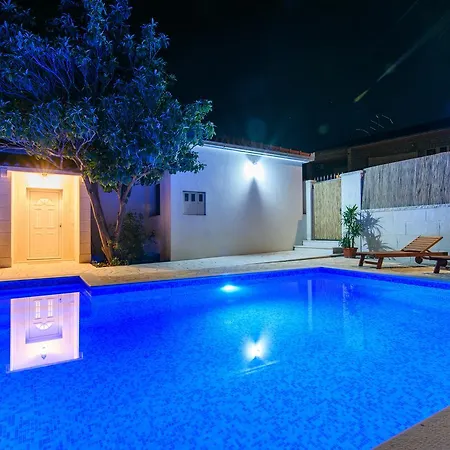 Villa Lado With Private Pool Near Split Kaštela