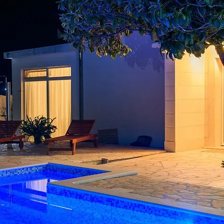 Lado With Private Pool Near Split Вилла Каштела