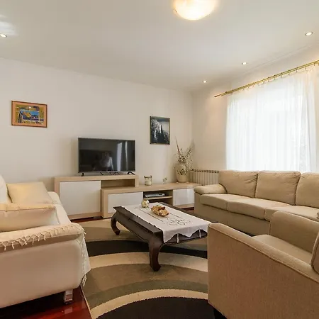 فيلة Lado With Private Pool Near Split